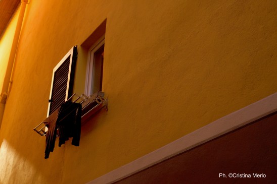 finestra-con-panni-stesi